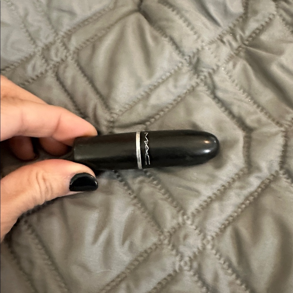 MAC VERY RARE Dangerously Red Matte Lipstick - Picture 3 of 3